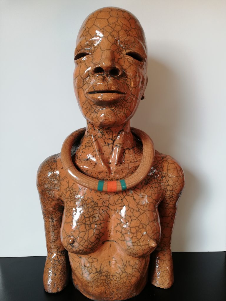 Raku à la terre ocre d'une femme himba